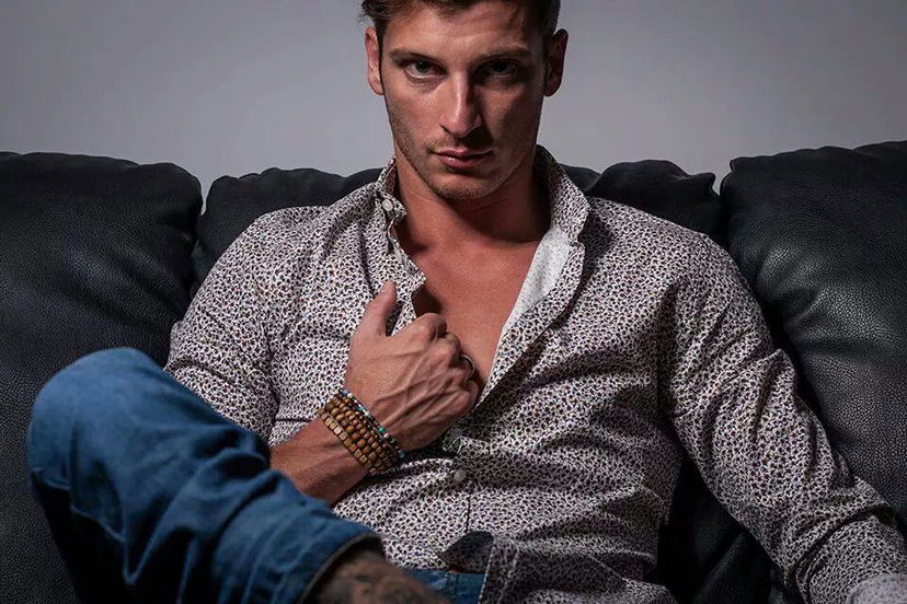 Riccardo Delicati: il corteggiatore di Teresa Cilia a ‘Uomini e Donne’ è anche un cantautore (foto e video) preview