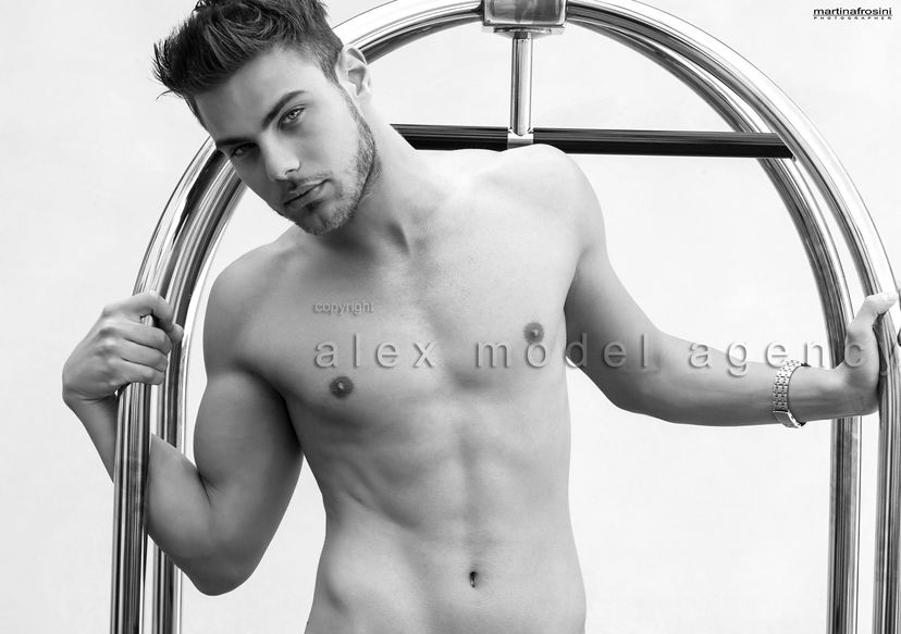 Simone Taranto, il venditore ambulante alla corte di Teresa Cilia che posa da modello: le foto preview