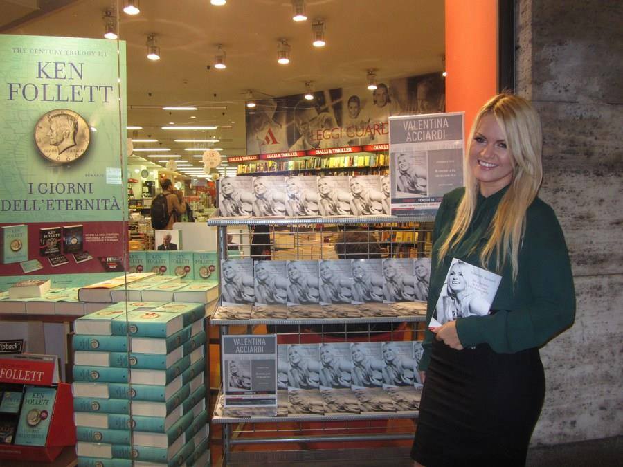 Valentina Acciardi presenta il suo libro a Torino e intanto su Facebook scrive: “La donna che sono oggi mi piace di più!” article-post