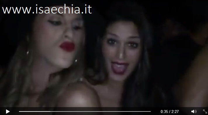 Adriana Peluso si diverte in discoteca con gli amici ed intanto su Facebook l’ex velina Giulia Calcaterra si schiera dalla sua parte e litiga con chi la critica… preview