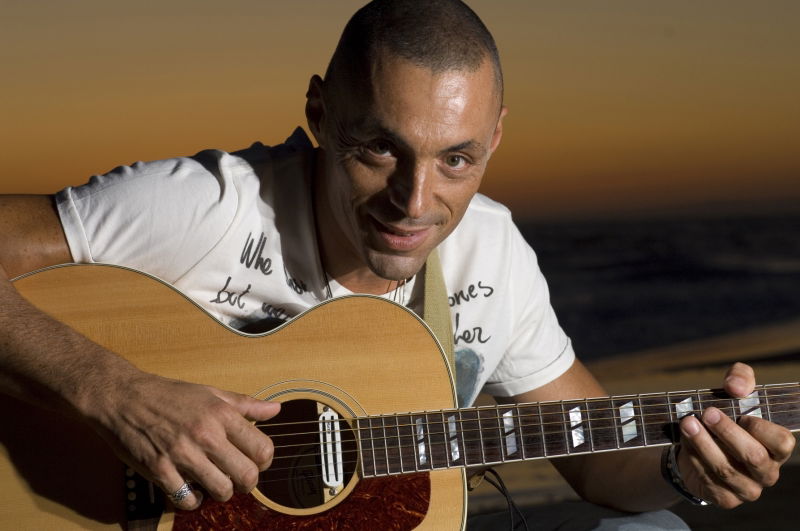 Alex Britti sentenzia: “I cantanti dei talent sono come le modelle struccate!” preview