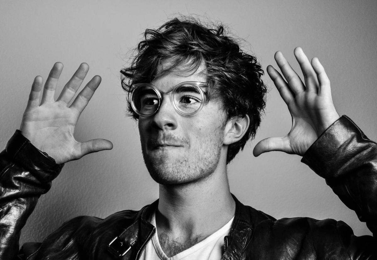 Francesco Sole, incendiata l’auto del contestato YouTuber e conduttore di ‘Tu Sì Que Vales’ article-post