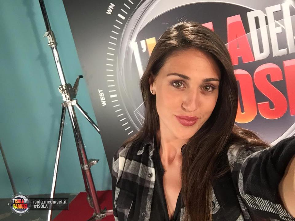 ‘L’Isola dei Famosi’, su Instagram i messaggi di Belen Rodriguez e Francesco Monte per la naufraga Cecilia Rodriguez article-post