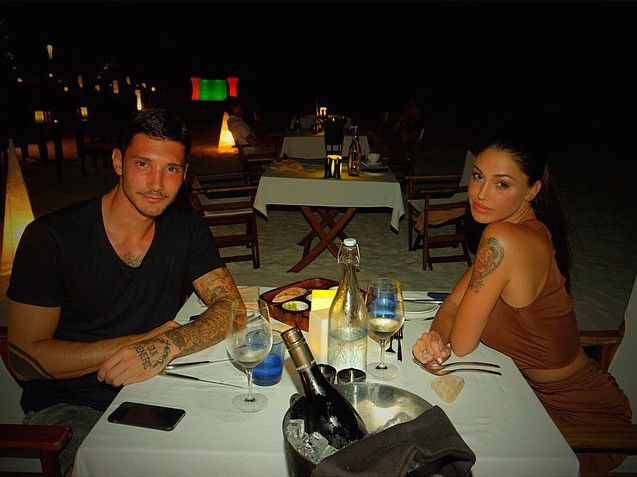 Stefano De Martino e Belen Rodriguez, la coppia dopo la crisi vola alle Maldive: le foto preview