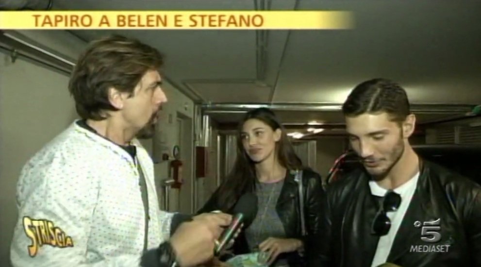 ‘Striscia la Notizia’, Belen Rodriguez e Stefano De Martino ricevono l’ennesimo Tapiro d’oro: il video
