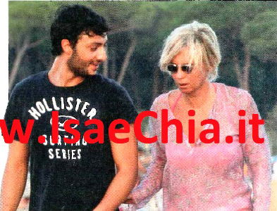 Maria De Filippi: in tv con ‘Amici’, mamma e…moglie: dietro le nozze con Maurizio Costanzo c’è un segreto…Piccante! preview