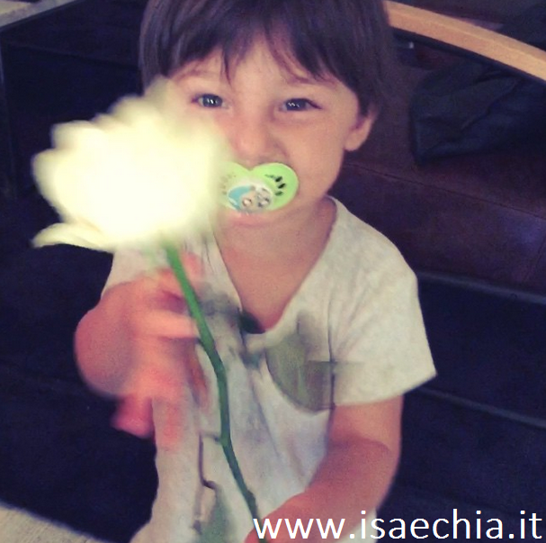 Festa della Mamma, dai social ecco tutti gli auguri dei Vip! article-post