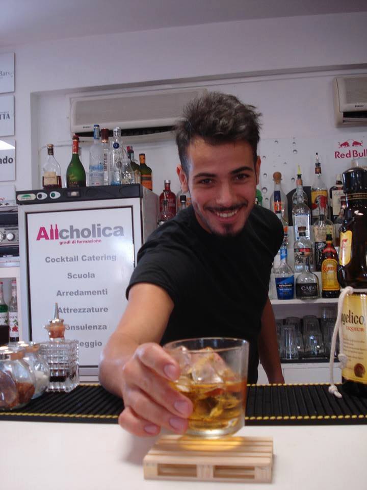 Aldo Palmeri studia per diventare barman e intanto lui e Alessia Cammarota si preparano all’arrivo del loro primo bebè preview