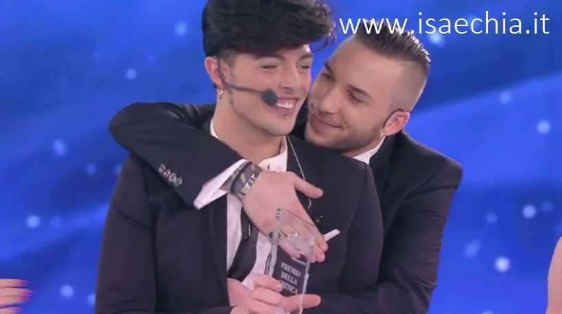 ‘Amici 14’, continua l’inarrestabile successo dei The Kolors con la loro hit scelta dalla Vodafone per il nuovo spot tv. Arriva il disco di platino anche per Mattia Briga article-post