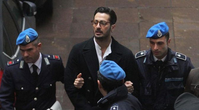 Fabrizio Corona è stato scarcerato e affidato alla comunità di Don Mazzi: “Dentro non ci tornerò più!” article-post