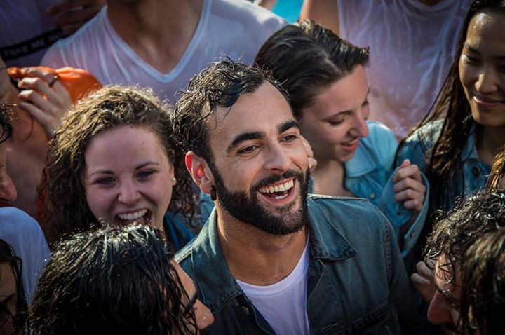 Fattore M: spazio dedicato a Marco Mengoni. Io ti aspetto è il terzo singolo: il video. Marco sul palco del Radio Italia Live preview