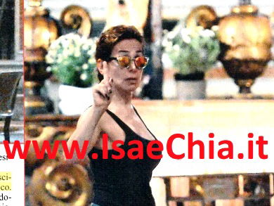 Occhiali da sole e canotta scollata: Barbara D’Urso va in chiesa come in gelateria e don Santino Spartà la bacchetta! preview