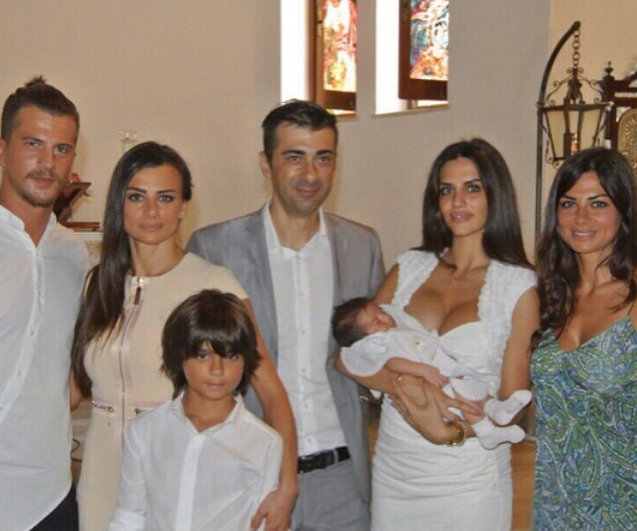 ‘Uomini e Donne’, l’ex tronista Elga Enardu madrina al battesimo del nipotino Alessandro: le foto article-post