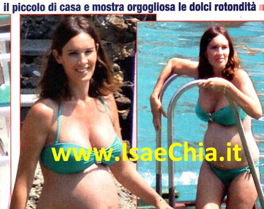 In spiaggia Silvia Toffanin sfoggia un pancione esplosivo. E qualcuno dice: “Aspetta due gemelle!” preview