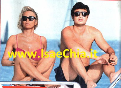 Maria De Filippi ha una sorpresa per Maurizio Costanzo, ma scappa con il figlio. E lui la copre di coccole! article-post