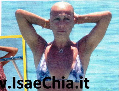 Alessandra Celentano in tv ‘attacca’ tutti. Ma al mare arrivano gli squali e lei…Mostra l’attaccatura! preview