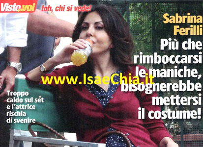 Più che rimboccarsi le maniche, Sabrina Ferilli dovrebbe mettersi in costume: sul set rischia di svenire dal caldo! preview