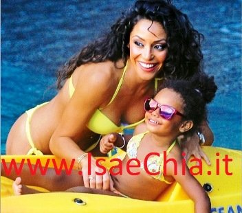 La nuova vita di Raffaella Fico e di sua figlia Pia. Mario Balotelli ha detto: “Voglio accanto la mia piccola il più possibile!”