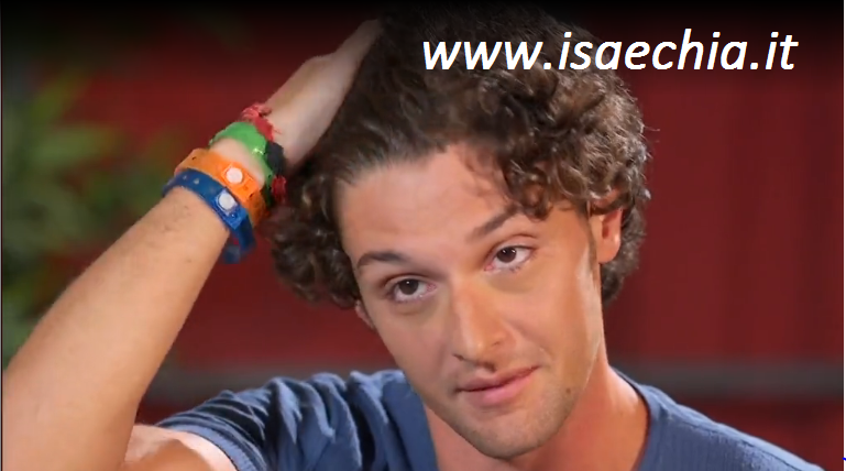 ‘Grande Fratello 14’, Domenico Manfredi paparazzato al Papeete Beach mentre bacia una ragazza (foto) article-post