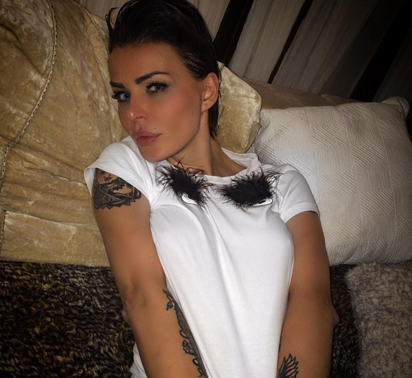 Nina Moric ospite a ‘Stanza Selvaggia’: “Belen è una cagna, io ora sogno di fare la babysitter!”
