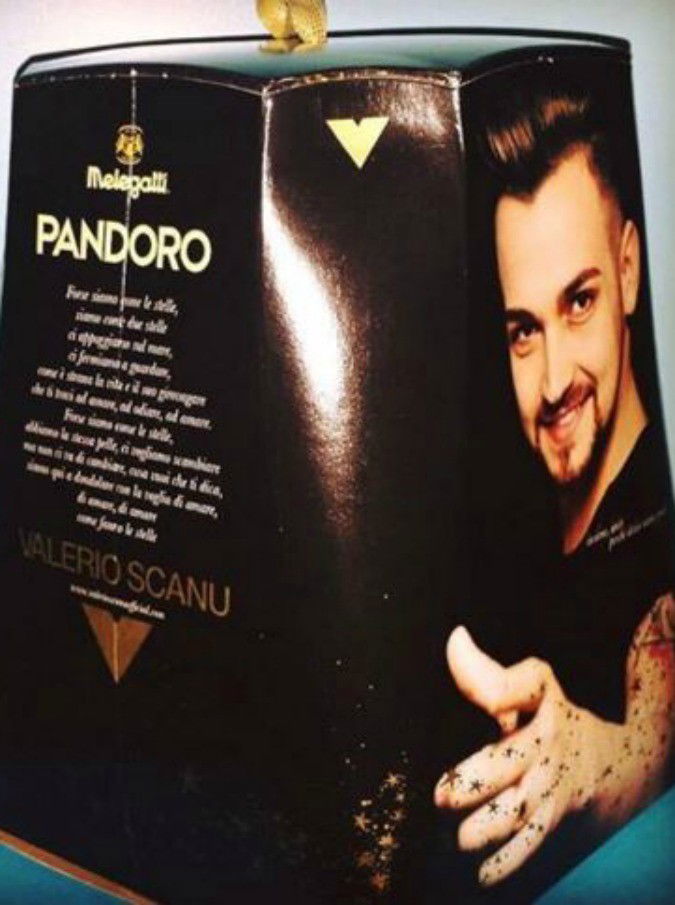 Selvaggia Lucarelli contro Valerio Scanu: “Quest’anno prendere a coltellate il pandoro sarà più dolce!”. E il web insorge… preview