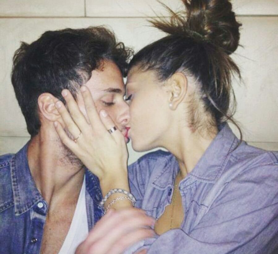 Manfredi Ferlicchia pubblica la foto di un bacio con Giorgia Lucini e scrive: “Erano strani quei due, tanto da farmi credere che il vero amore esistesse!”