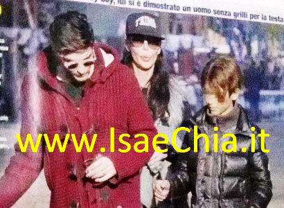 Quando gioca con i suoi uomini, Nina Moric dà un calcio al passato e ritrova il buonumore! preview