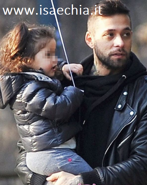 Karina Cascella pubblica su Instagram una foto di Salvatore Angelucci con la piccola Ginevra e scrive: ‘Seppure divisi, rimaniamo una bellissima famiglia!’ preview