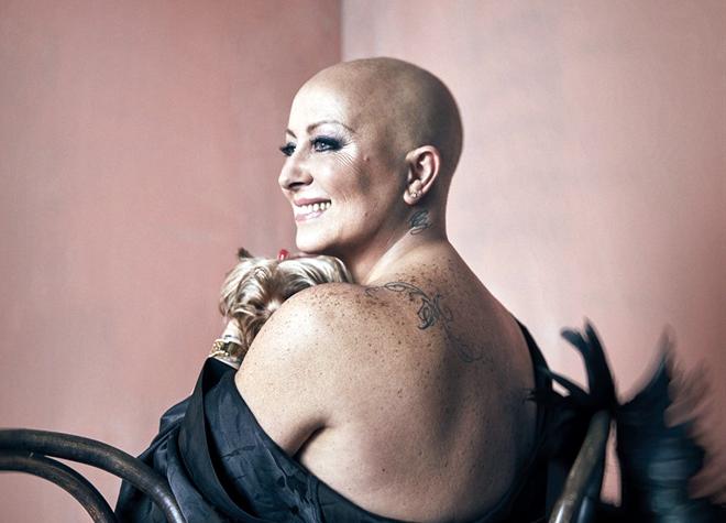 Carolyn Smith parla del suo tumore: “Mi sta costringendo a stare ferma e io gli sono quasi grata…” article-post