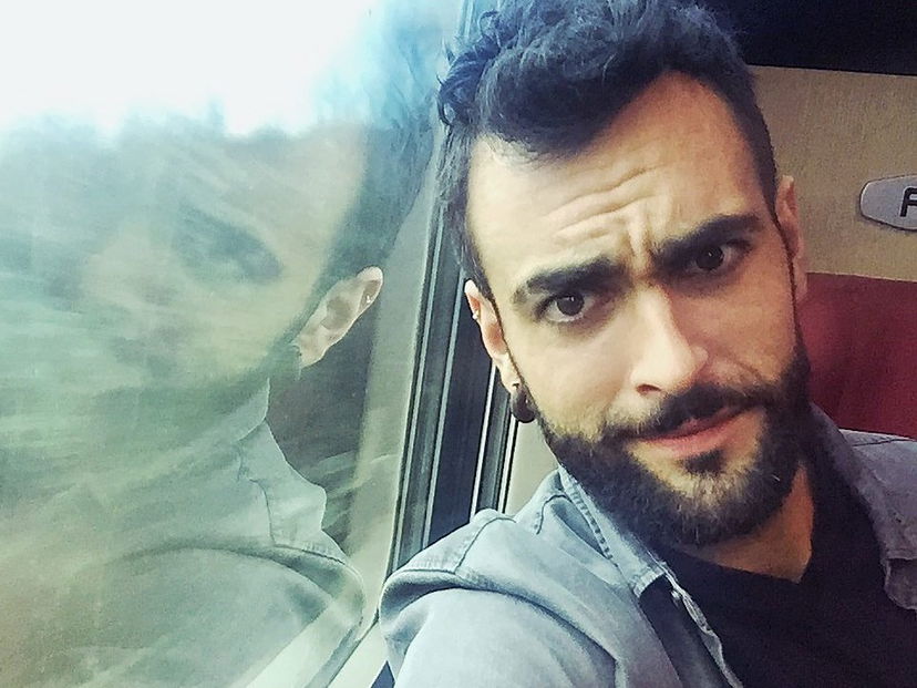 Fattore M: spazio dedicato a Marco Mengoni. Il tributo a Bowie durante la festa di Radio Deejay. Il #MengoniLive2016 sbarca a Saint Tropez preview