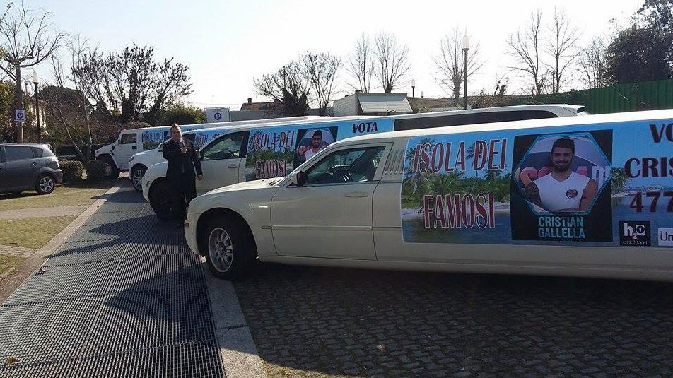 Cristian Gallella, il suo agente affitta cinque limousine per sostenerlo a ‘L’Isola dei Famosi 11’ article-post