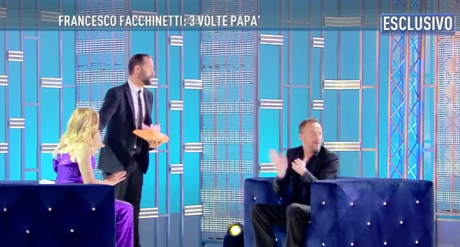 ‘Domenica Live’, la commozione di papà Francesco Facchinetti, l’incursione di Fabio Volo e… quelle luci di Barbara D’Urso!