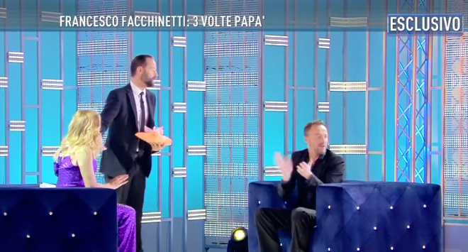 ‘Domenica Live’, la commozione di papà Francesco Facchinetti, l’incursione di Fabio Volo e… quelle luci di Barbara D’Urso! preview