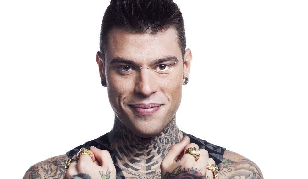 Fedez, la lite col vicino di casa degenera: trauma alla mandibola per il giudice di ‘X Factor’! article-post