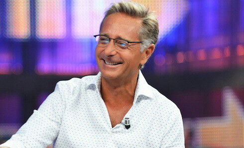 Paolo Bonolis tagliente: “Trovo patetici gli uomini e le donne di 60 anni che si atteggiano come se fossero ventenni e vanno a fare i fessi nei locali!” article-post
