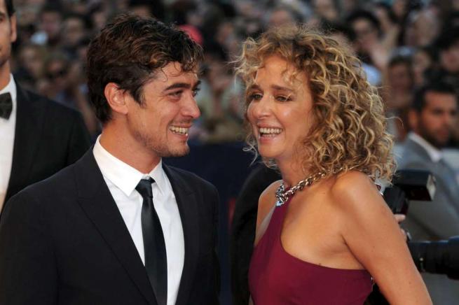 Valeria Golino lascia la casa in cui abitava con Riccardo Scamarcio e si trasferisce da un’amica: è di nuovo crisi tra i due? preview