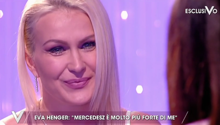 Eva Henger ospite a ‘Verissimo’: “Vi racconto l’avventura della mia Mercedesz a ‘L’isola dei Famosi’, il bullismo e il suo rapporto con Jonàs Berami!” article-post