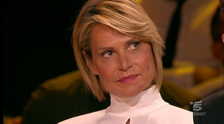 ‘Isola 11’, gaffe in diretta per Simona Ventura che in collegamento con i naufraghi si fa sfuggire: “Sono stata una settimana su Playa Soledad!” (VIDEO) article-post