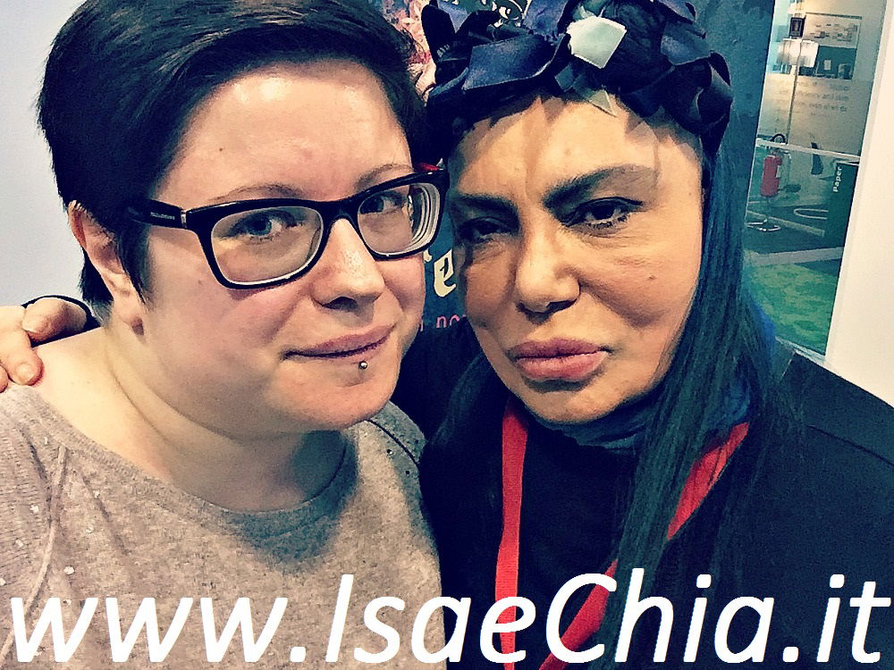 Loredana Bertè ospite della sede milanese di Amazon per autografare il vinile di ‘Amici non ne ho… ma amiche sì!’: le foto dell’evento article-post