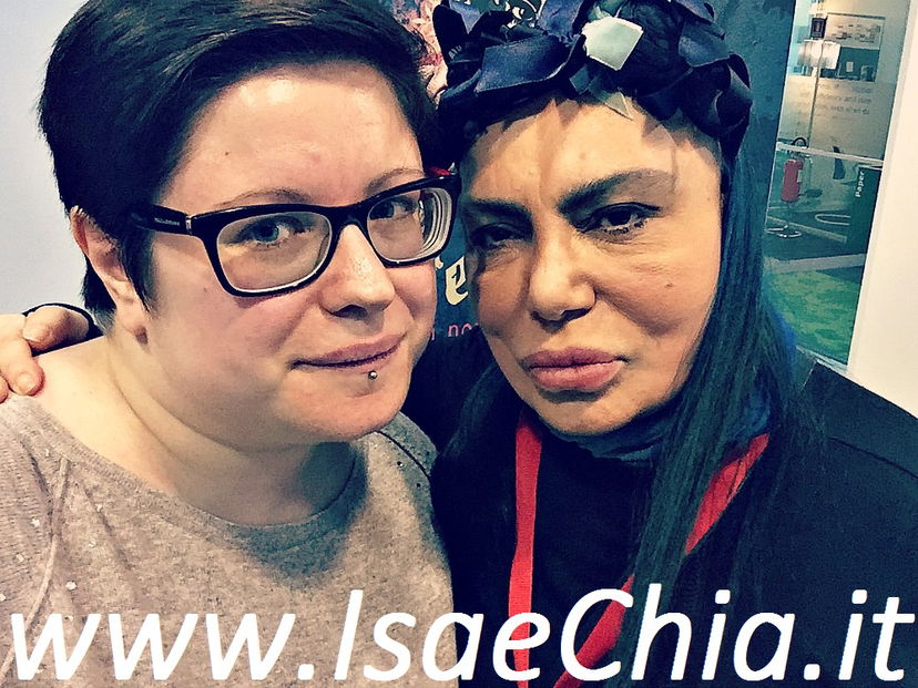 Loredana Bertè ospite della sede milanese di Amazon per autografare il vinile di ‘Amici non ne ho… ma amiche sì!’: le foto dell’evento preview