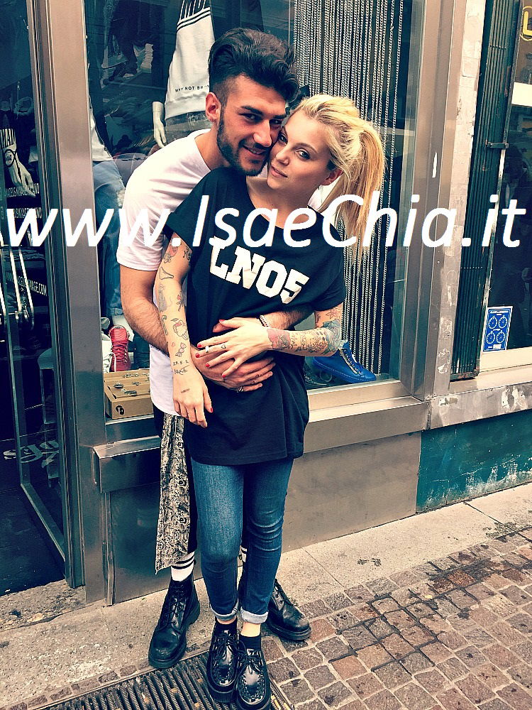 ‘Uomini e Donne’, a Milano la presentazione della t-shirt creata dall’ex corteggiatore Lorenzo Riccardi insieme alla fidanzata Nicole Biondi: le foto dell’evento preview
