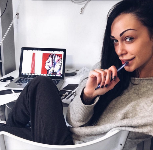 ‘Uomini e Donne’, Valentina Dallari presenta la sua capsule collection di borse: le foto article-post