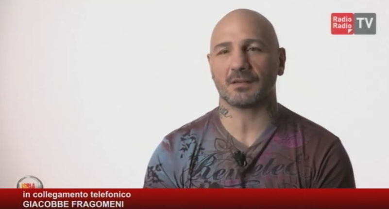 Giacobbe Fragomeni ospite in radio: “È vero, a ‘L’Isola dei Famosi’ c’era chi cambiava davanti alle telecamere, come Paola Caruso! Il futuro? Se qualcuno volesse investire in un reality sul pugilato mi chiamasse!” article-post