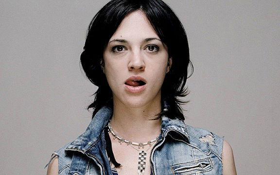 Asia Argento stupisce: “Fare l’amore con le donne è più bello! Gli uomini non sanno toccare il corpo di una ragazza e non sanno fare i padri!” preview