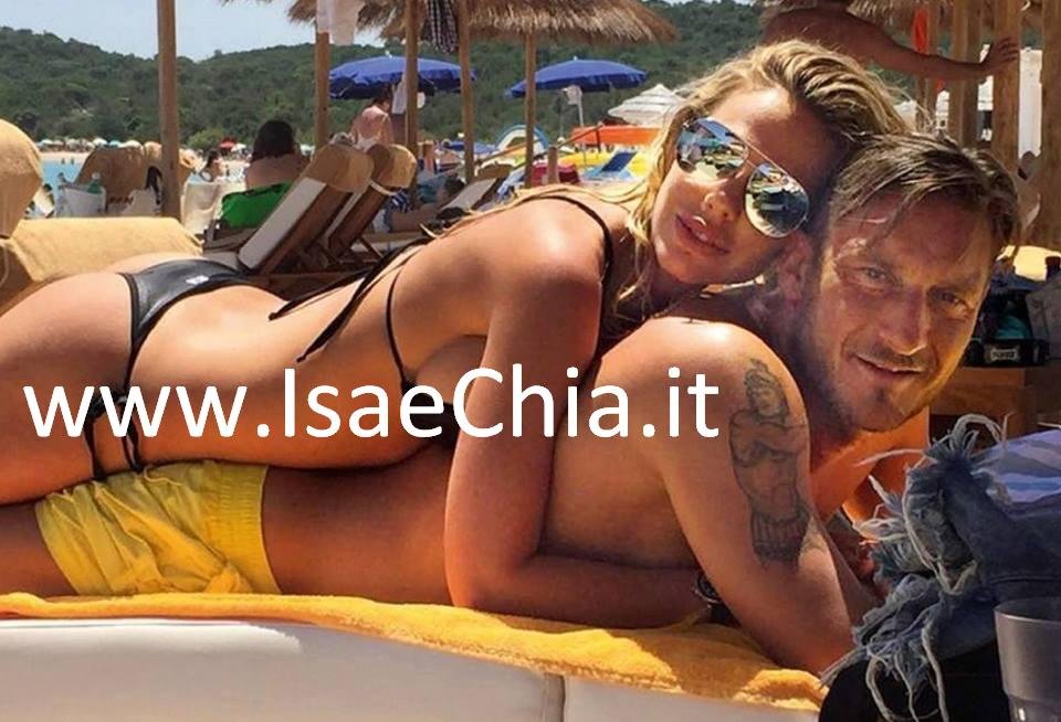 Ilary Blasi si gode le vacanze in Sardegna col marito Francesco Totti e ammette: “il ‘GF Vip’ è arrivato nel momento giusto della mia vita!”