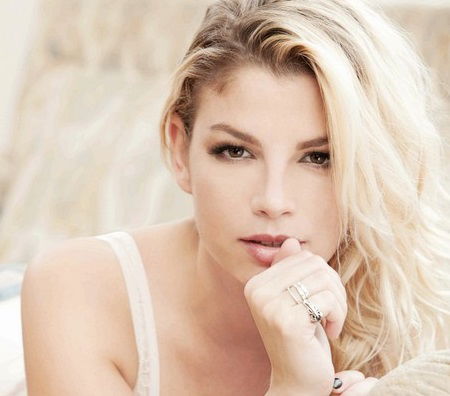 Emma Marrone annuncia sui social l’uscita del suo primo libro: “Non è la mia biografia, ma un diario dove ci sarà da ridere, da piangere…” preview