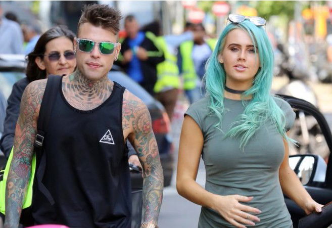 Fedez, è di nuovo amore con la dj australiana Tigerlily. E intanto sbuca un pancino sospetto di lei… article-post