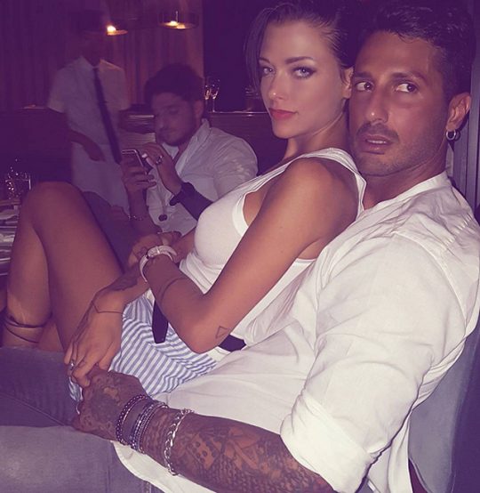 Fabrizio Corona lancia un appello alle porte del processo: “Ostento sicurezza, ma la mia è una maschera. Vi prego non fatemi tornare in carcere, con Silvia Provvedi e mio figlio Carlos sono felice!” article-post