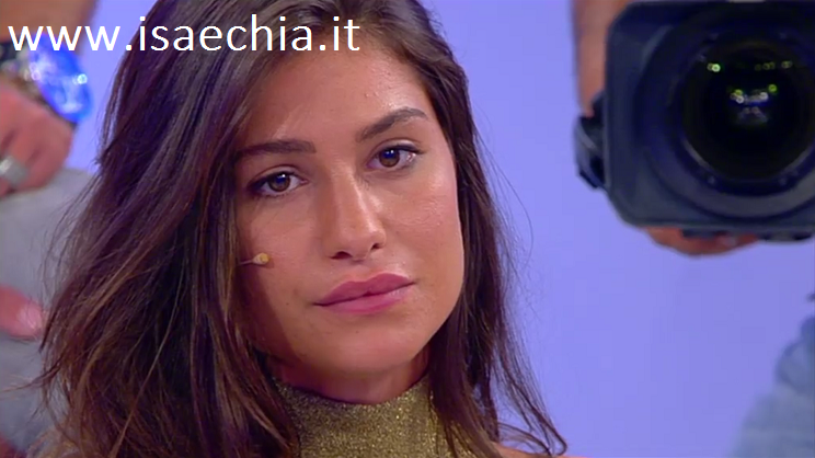 Ludovica Valli replica su Instagram: “Se le mie labbra son rifatte, allora io sono bionda!” article-post