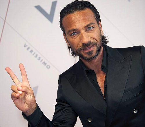 Costantino Vitagliano ospite a ‘Verissimo’: “Ho subito un furto da Pamela Prati al ‘GF Vip’! Credevo che Stefano Bettarini fosse più uomo e su Andrea Damante e Asia Nuccetelli avevo ragione!” preview